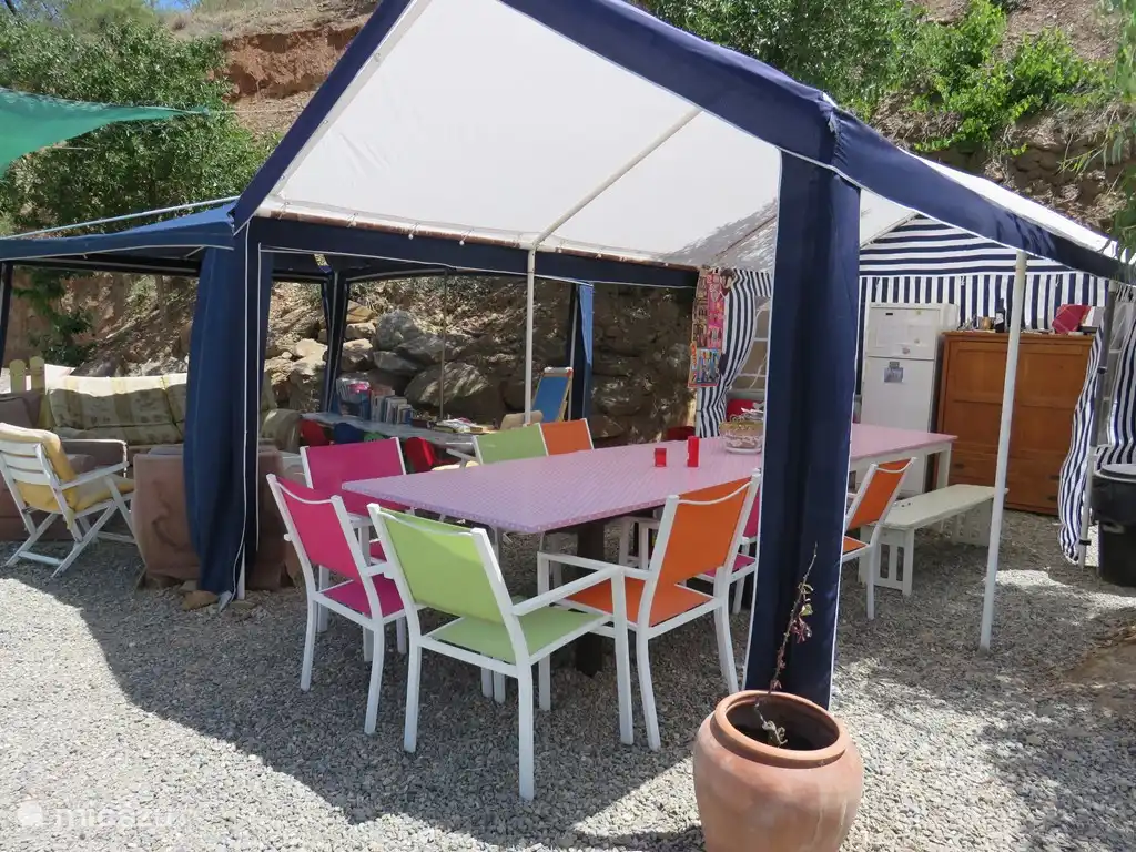 Hier dineren we met de gasten. Aanschuiven voor een barbecue, paella of tapas.