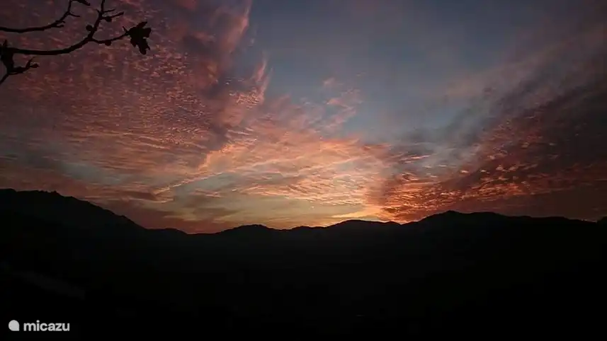 Geniet van een prachtige zonsondergang op je terras.