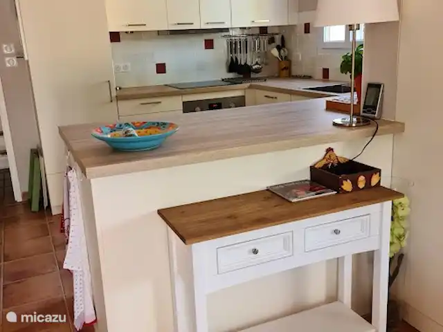 L'Huveaune | France, Var, Nans-les-Pins - villa Vue de la cuisine depuis le coin repas