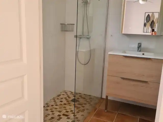 L'Huveaune | France, Var, Nans-les-Pins - villa Salle de bain du bas avec douche à l'italienne