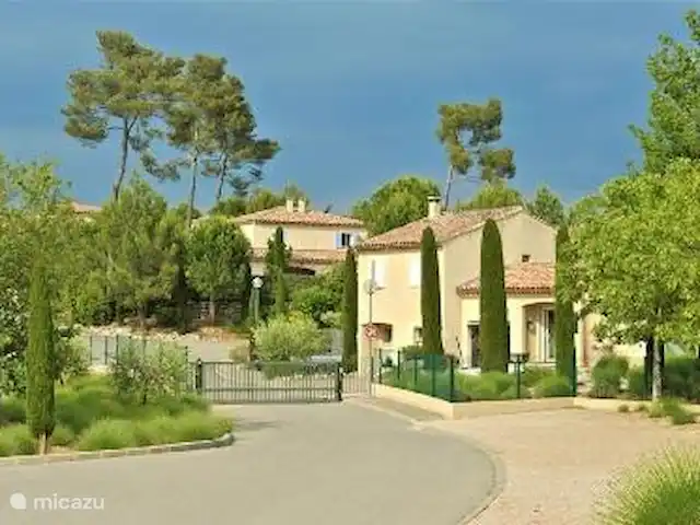 L'Huveaune | France, Var, Nans-les-Pins - villa L'entrée du parc