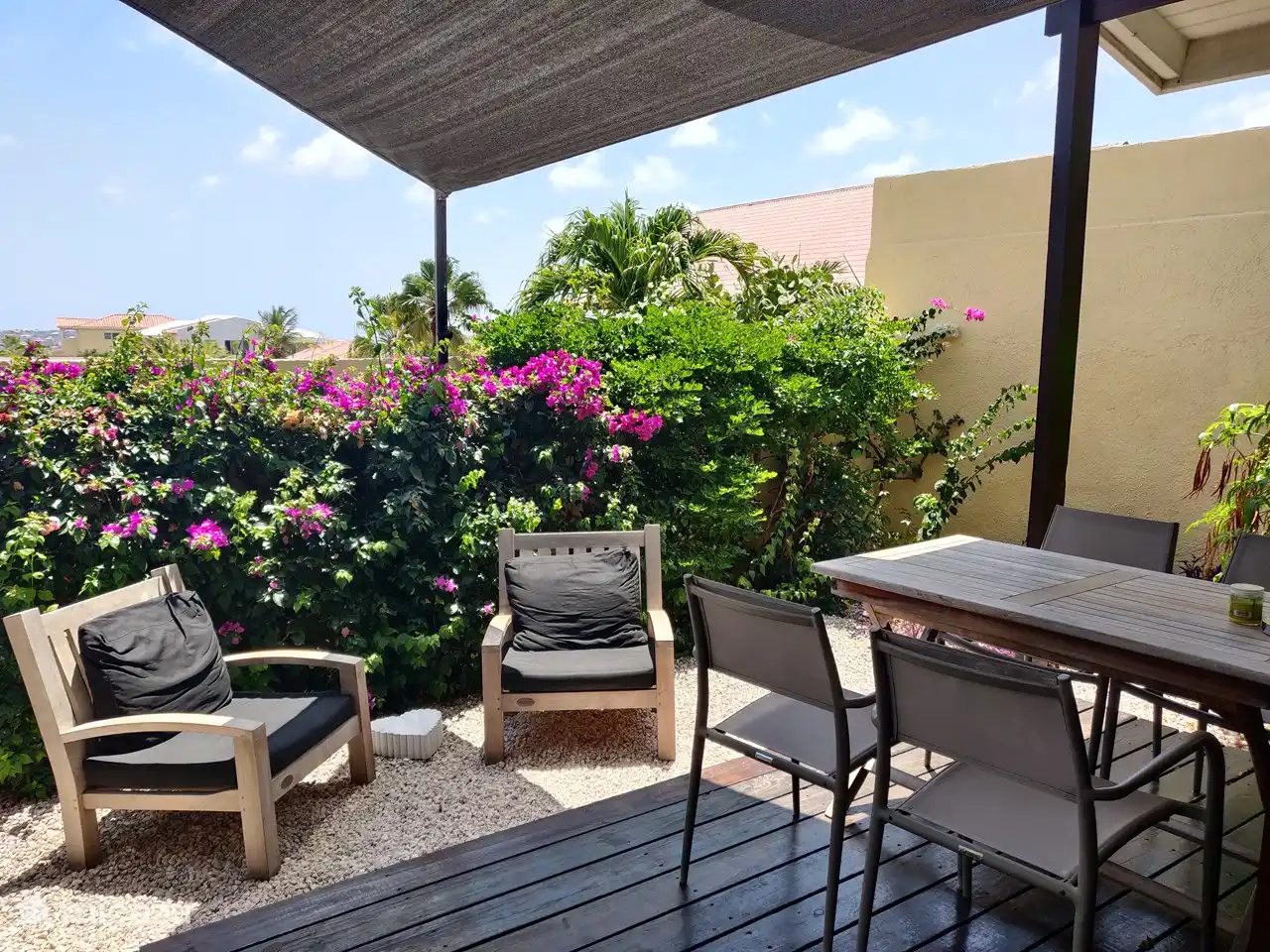 terras met eettafel en 4 stoelen en 2 luxe stoelen