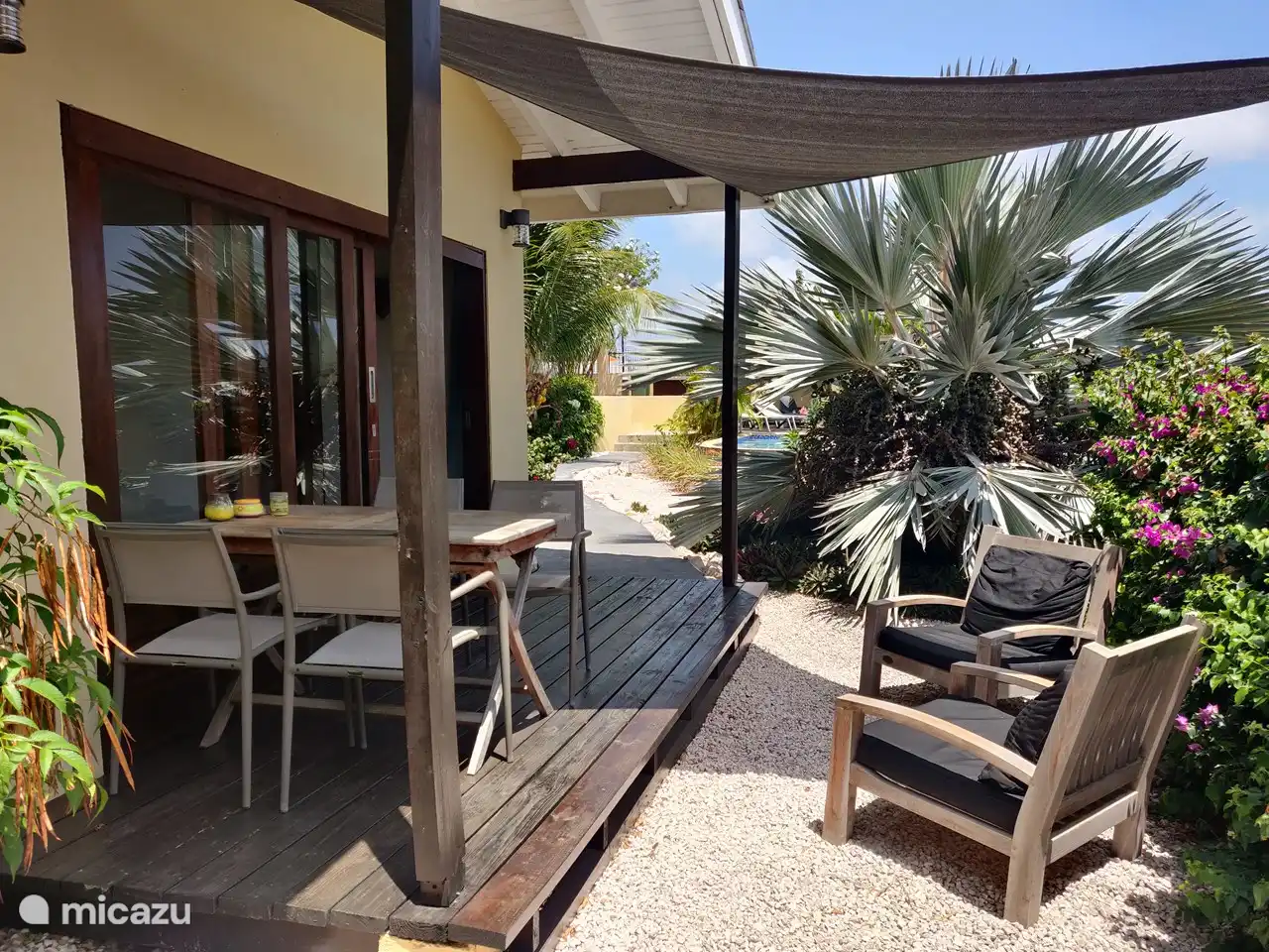 terras met eettafel en 4 stoelen en 2 luxe stoelen