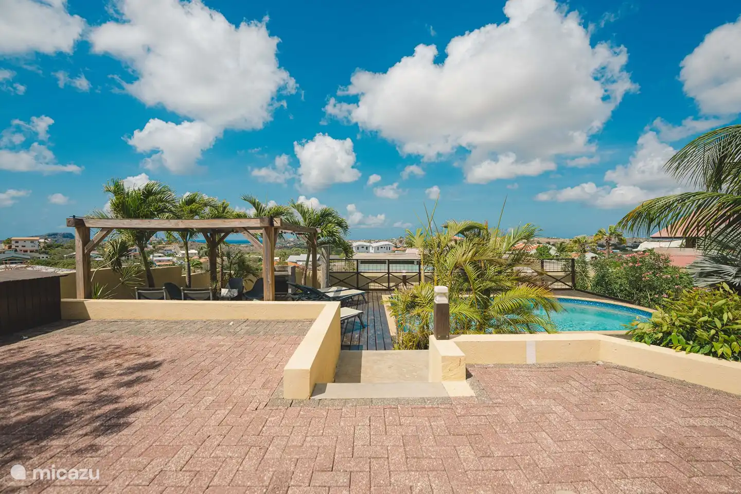 Parkeerdek, zwembad en prachtig uitzicht
