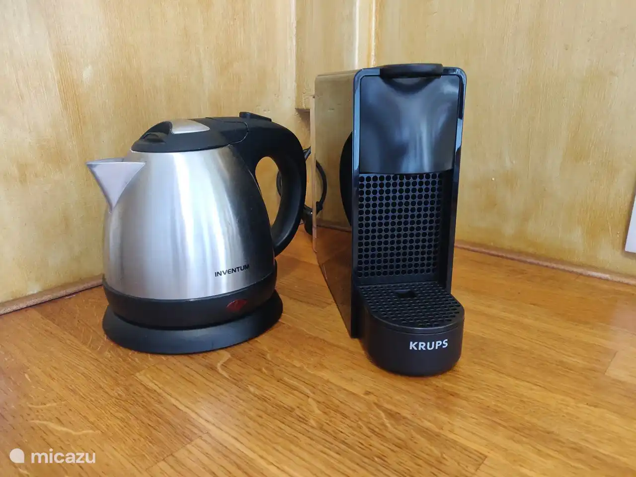 waterkoker of ketel en een Nespresso apparaat