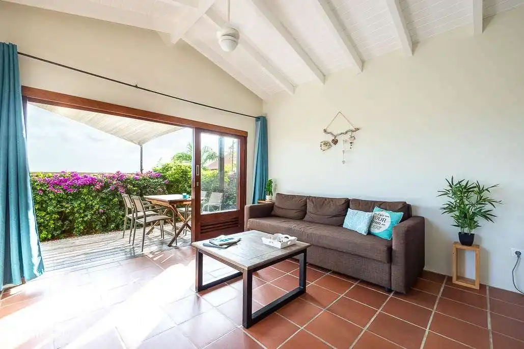 Kamer met schuifpui naar terras en tuin