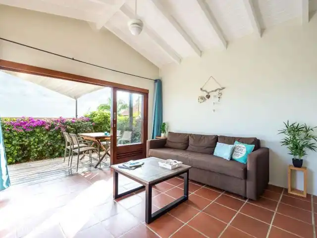 Appartement Sunshine Villa Vue de Dessus | Curaçao, Banda Ariba (est), Cas Grandi - appartement Chambre avec portes coulissantes sur terrasse et jardin