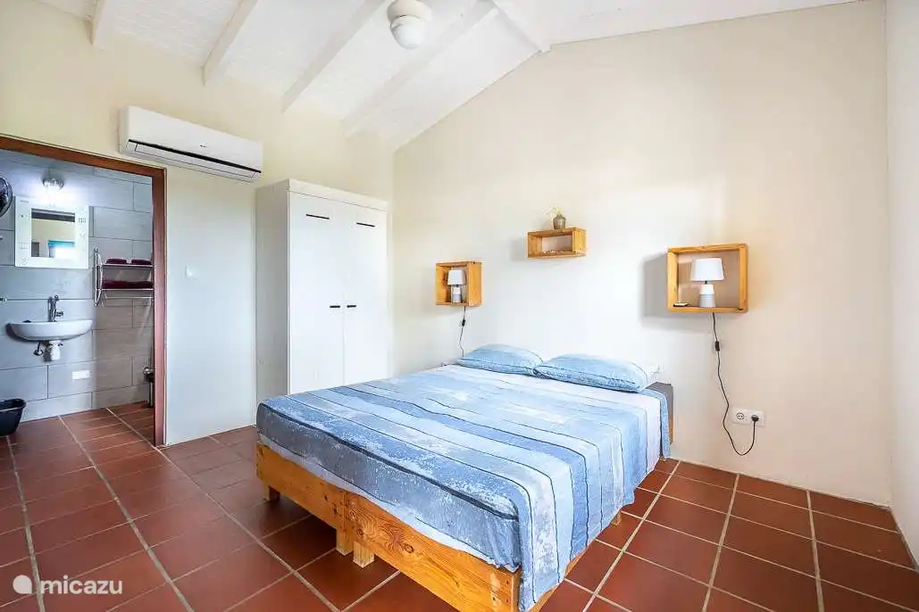 Slaapkamer met aangrenzende badkamer