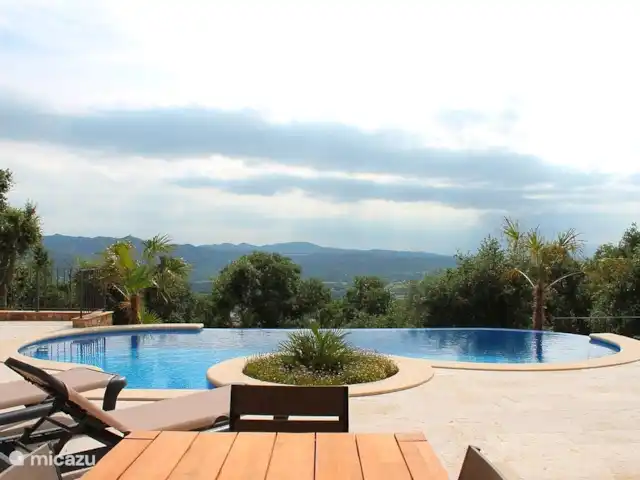 Esta Ojo Azul en España, Costa Brava, Santa Cristina d'Aro - villa Hermosa piscina con una vista fantástica.
