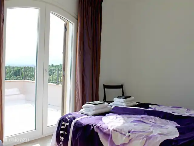 Esta Ojo Azul en España, Costa Brava, Santa Cristina d'Aro - villa Dormitorio con balcón. Despierta con una hermosa vista..