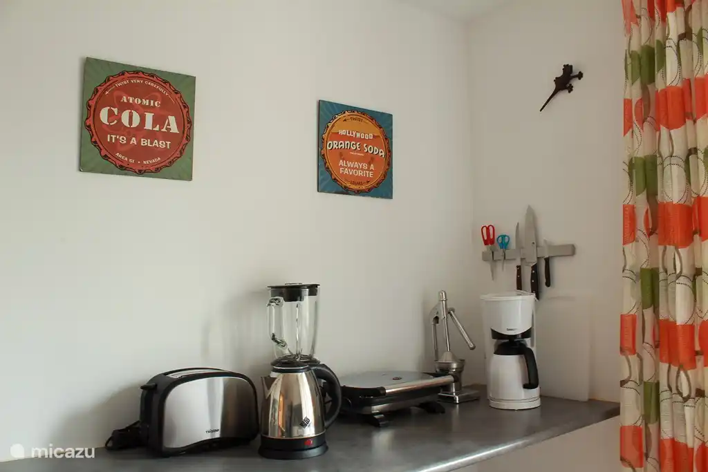 Voll ausgestattete Küche mit Mixer, Toaster, Kaffeemaschine und Wasserkocher