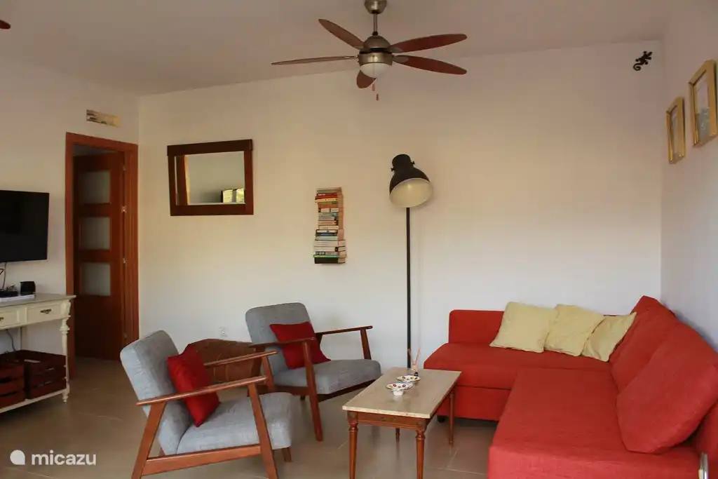 Wohnzimmer mit Schlafsofa und Smart TV