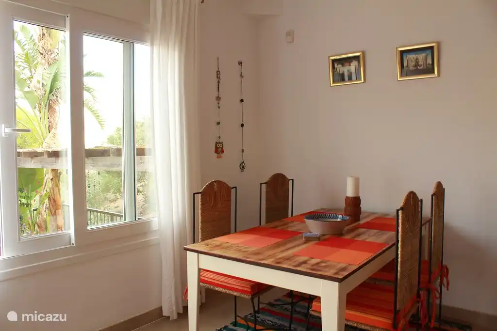 Esstisch mit Blick auf die Berge auf der anderen Talseite