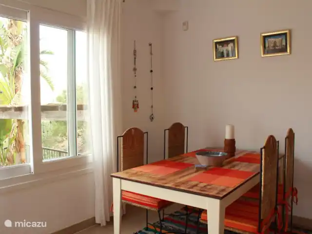 vakantiehuis huren in Spanje, Costa Tropical, Almuñécar – Casa Encontrada eettafel met uitzicht op de bergen aan de overzijde van de vallei