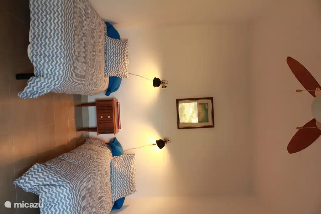 Erstes Schlafzimmer mit zwei Einzelbetten