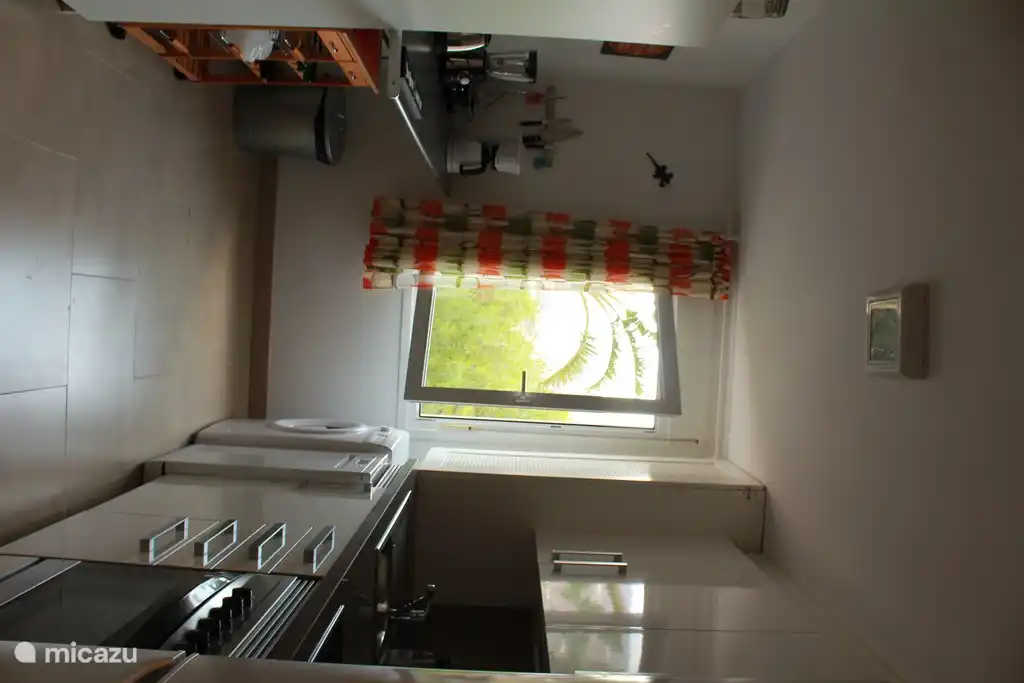 Küche mit Waschmaschine, Geschirrspüler und Backofen