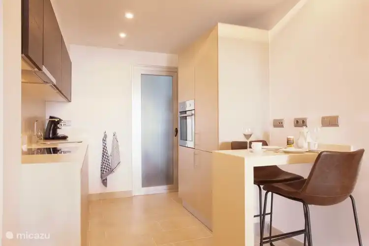 Hinter der Tür war das Zimmer mit Miele / Trockner-Stack