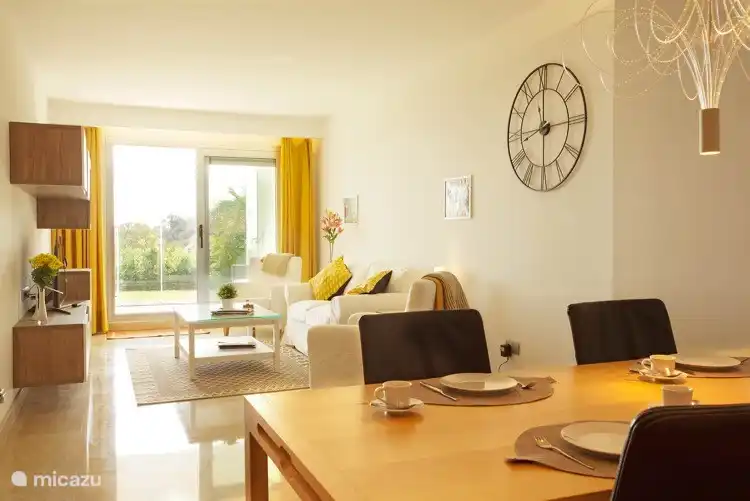 zur Terrasse gesehen