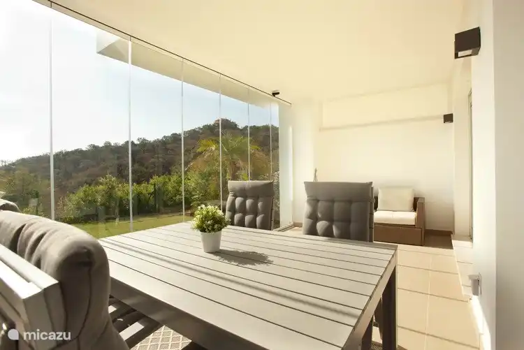 Terrasse Zimmer mit Glastüren geschlossen