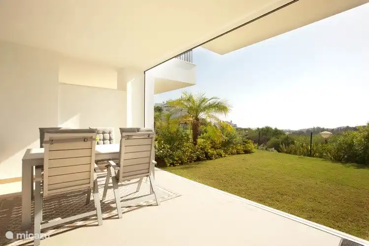 Esstisch mit Glastüren öffnen