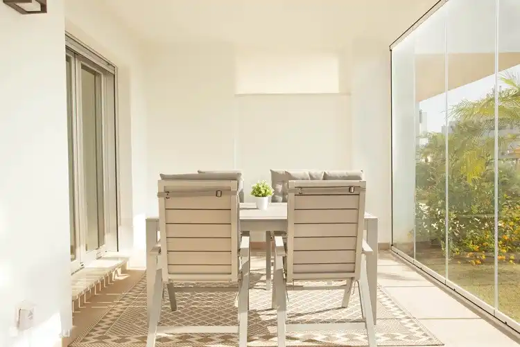 Esstisch mit Glastüren geschlossen