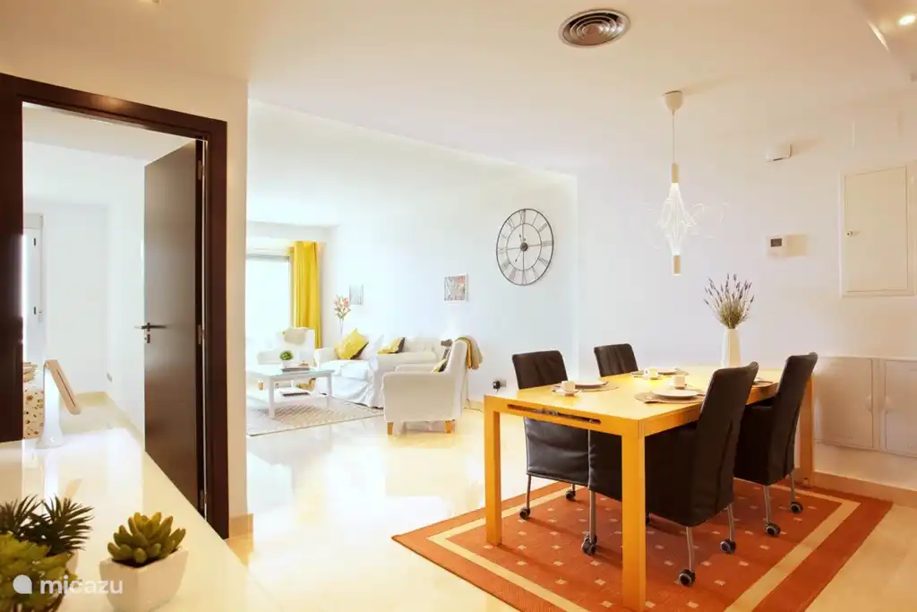 Esstisch mit Blick auf Wohnzimmer