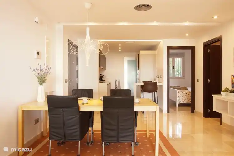 Essbereich mit Blick auf Küche