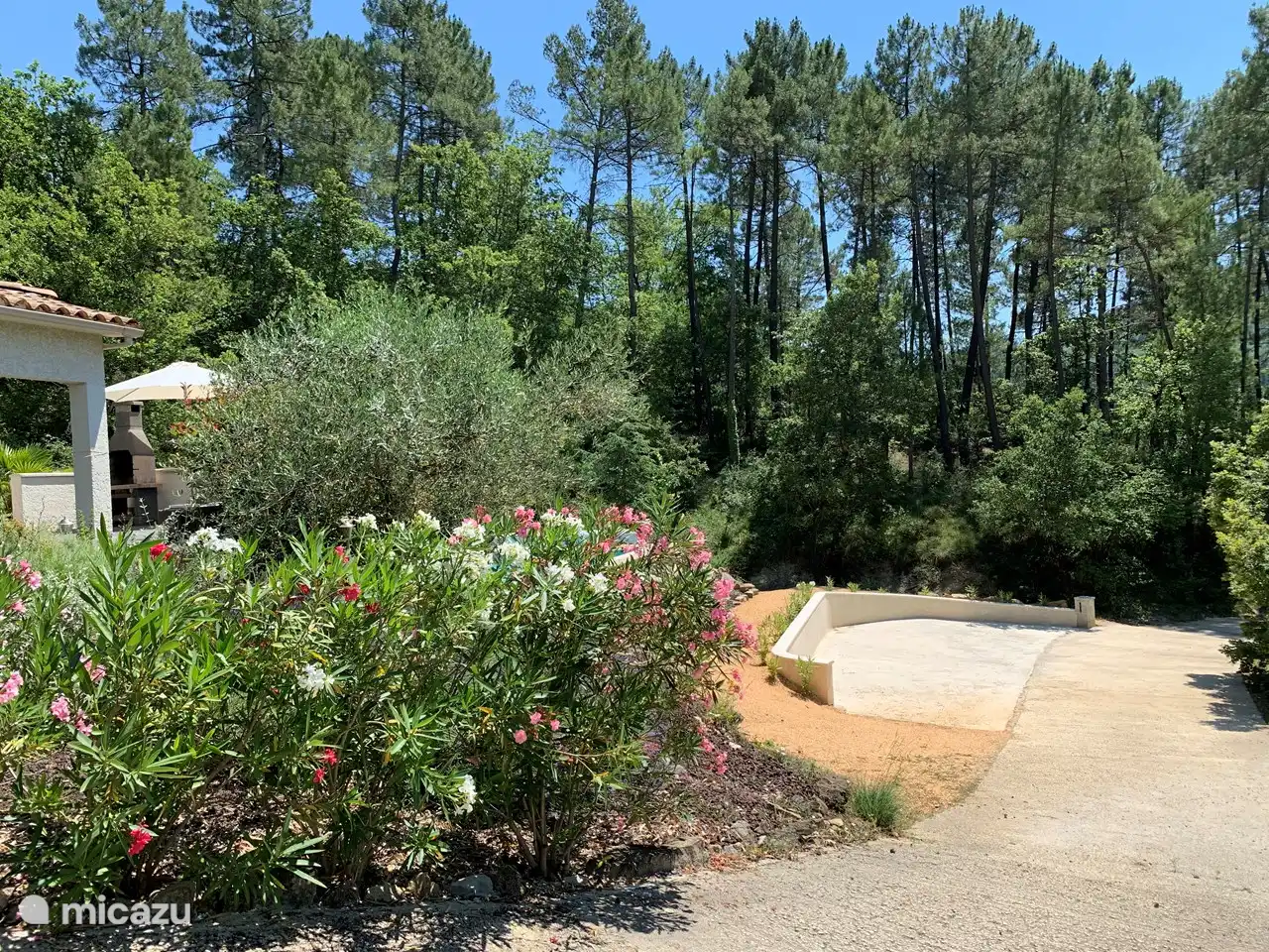 Garten und Parkplatz