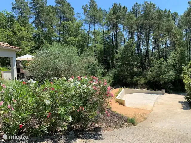 Villa Comfort en Francia, Gard, Molières-sur-Cèze - villa Jardín y plaza de aparcamiento.