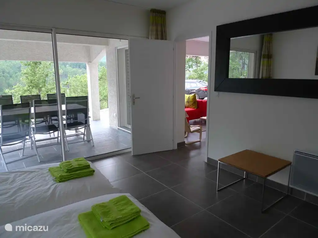 Schlafzimmer im Erdgeschoss mit Zugang zur Terrasse