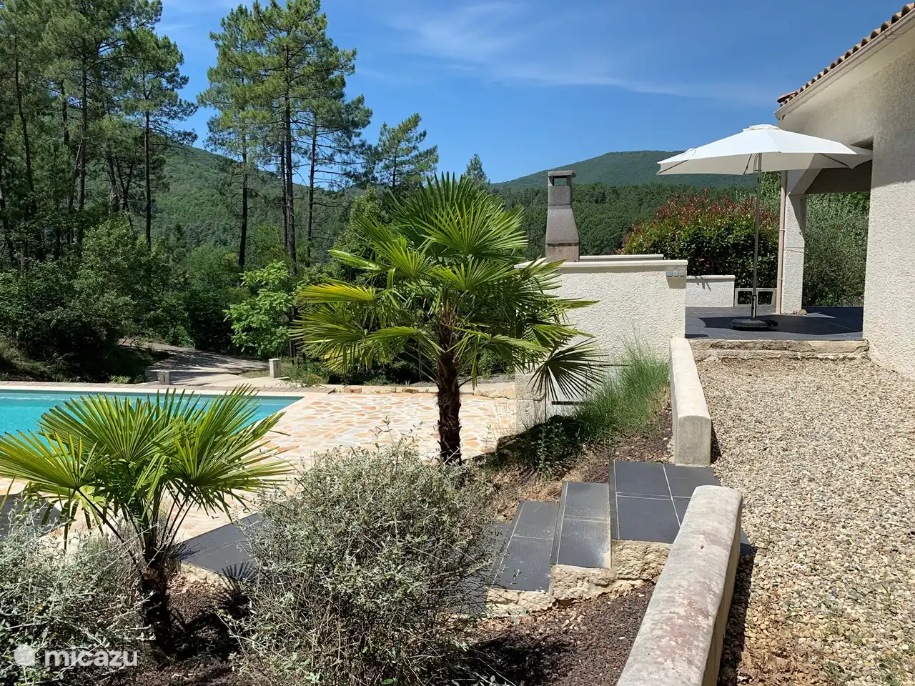 Garten mit Swimmingpool