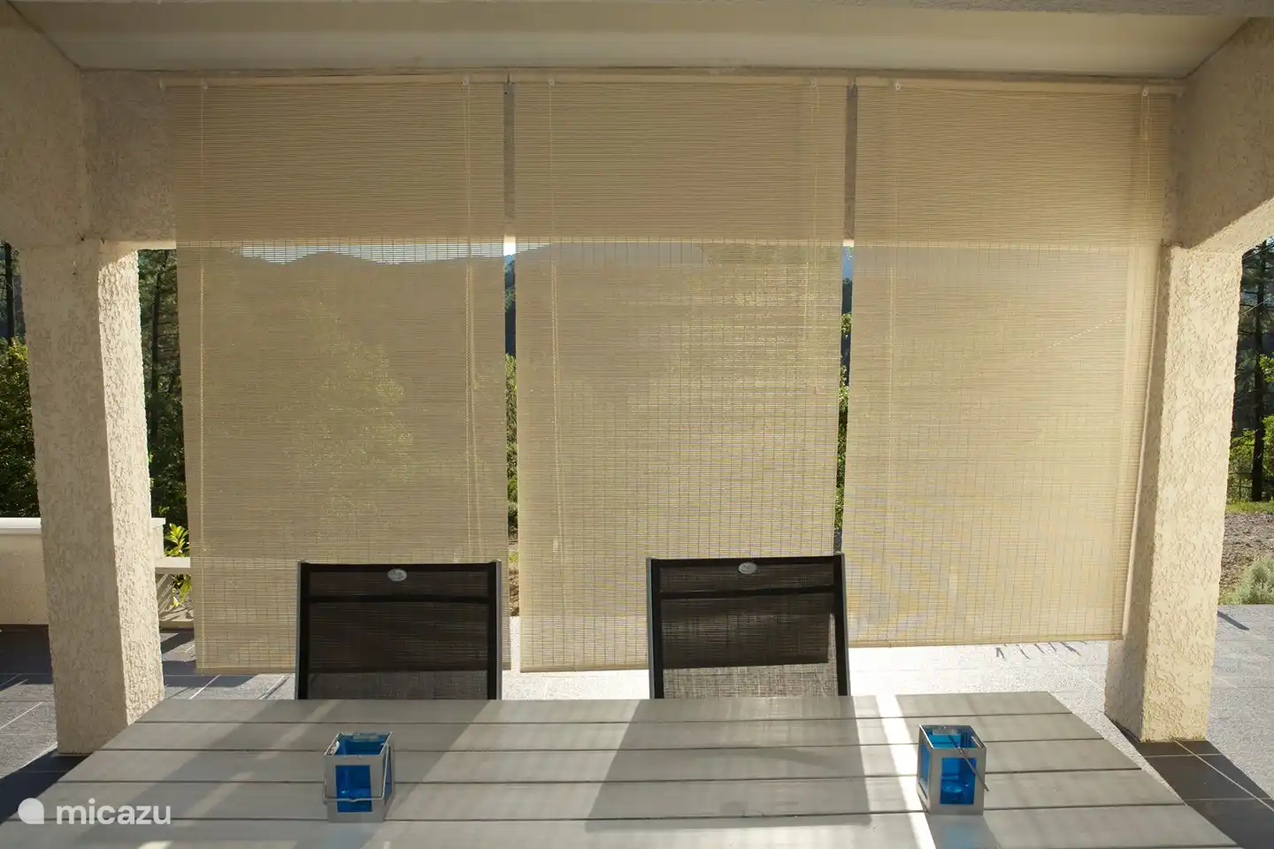 Die Terrasse verfügt auch über Sonnenschutzrollos