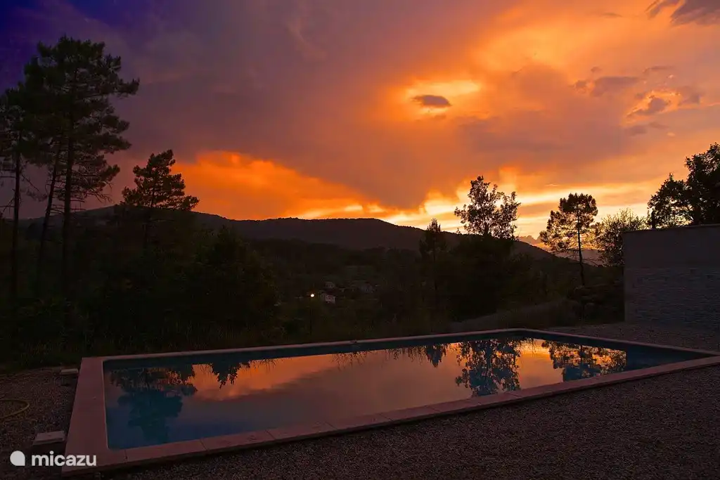 Untergehenden Sonne am Pool