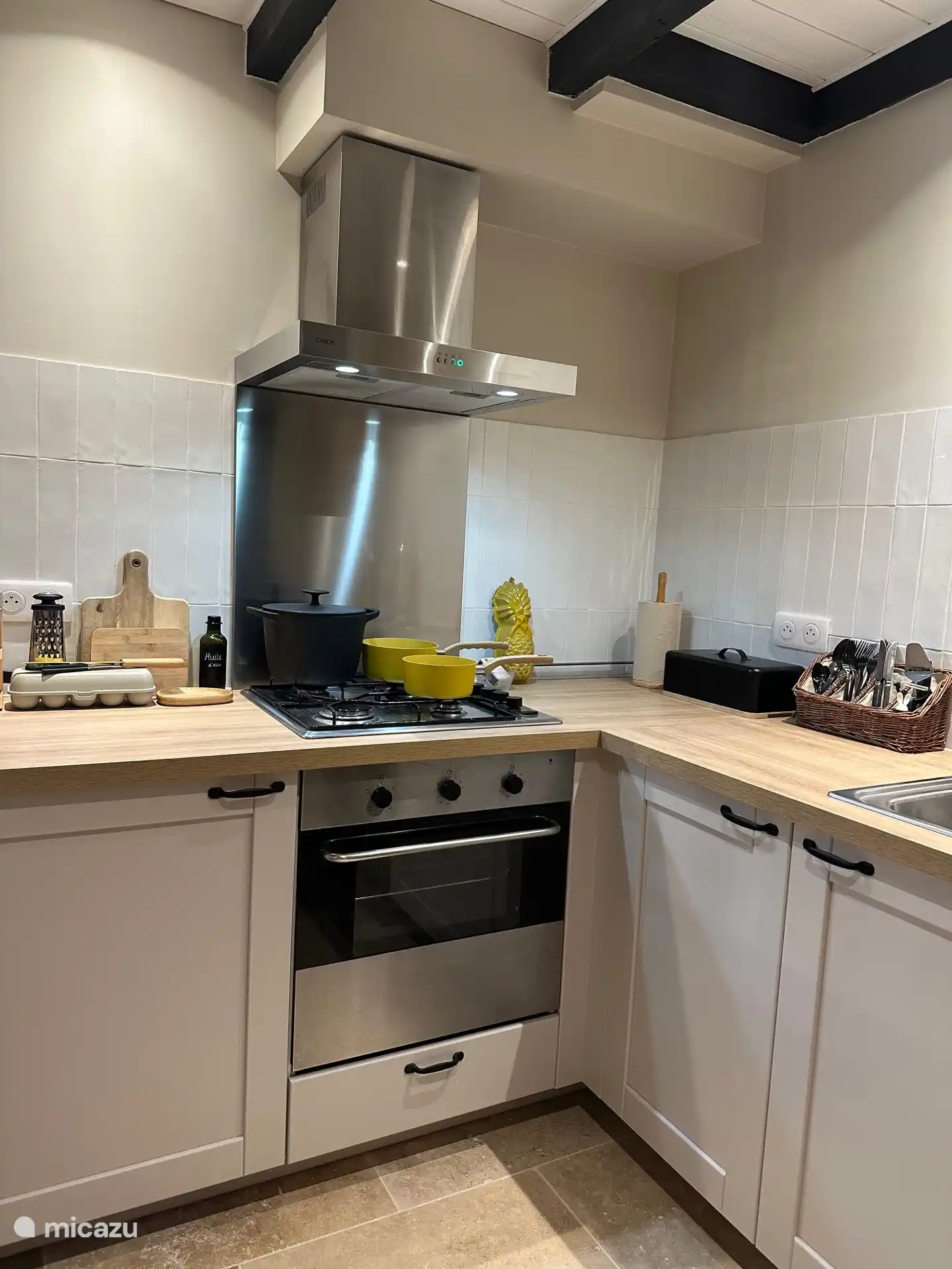 Küche mit Gasherd und Elektroherd