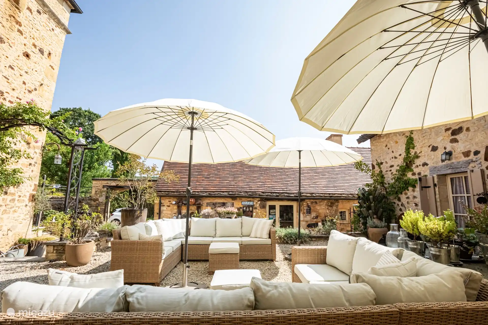 Innenhof mit Loungebereich (WLAN + Kaffee)