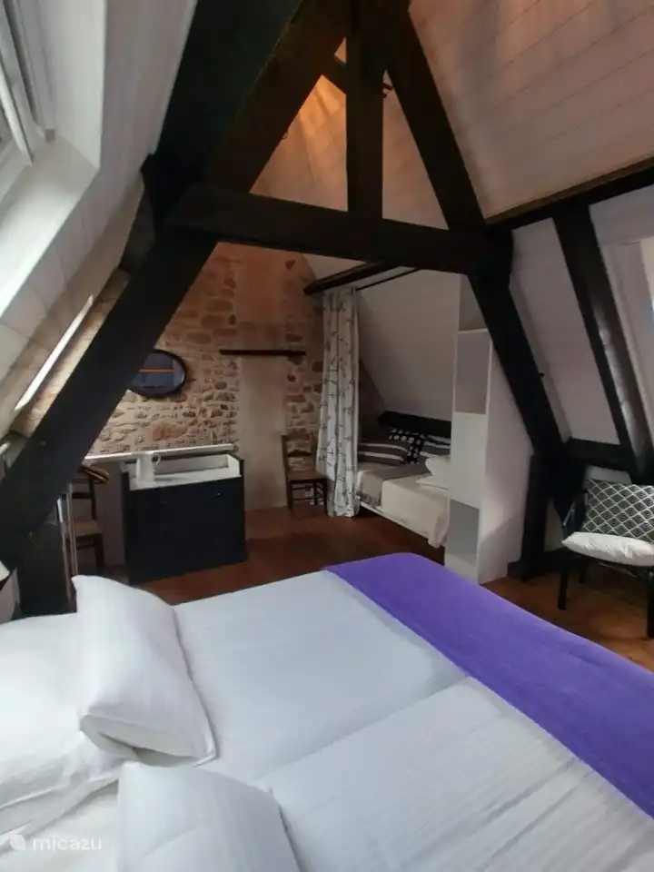 Schlafzimmer mit Zustellbett