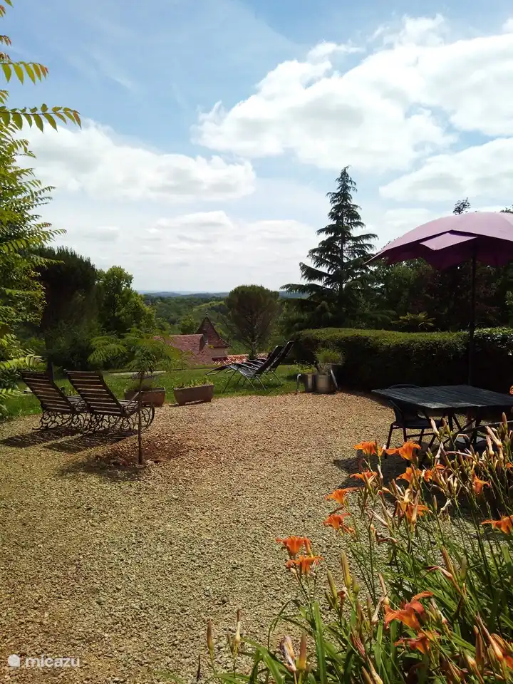 Terrasse und Blick auf Lou Fournial