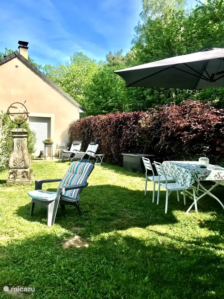 Neben der Frühstücksterrasse neben der Küche verfügt die Maisonette auch über einen privaten Garten mit Blick auf das Vallée de la Dordogne.