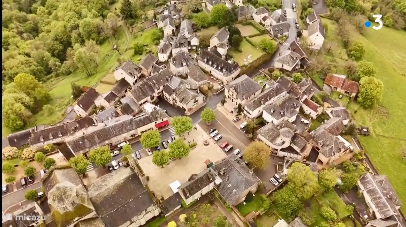 Eine Luftaufnahme von Aubazine mit seiner imposanten mittelalterlichen Zisterzienserabtei, in der Coco Chanel einst im Waisenhaus aufwuchs