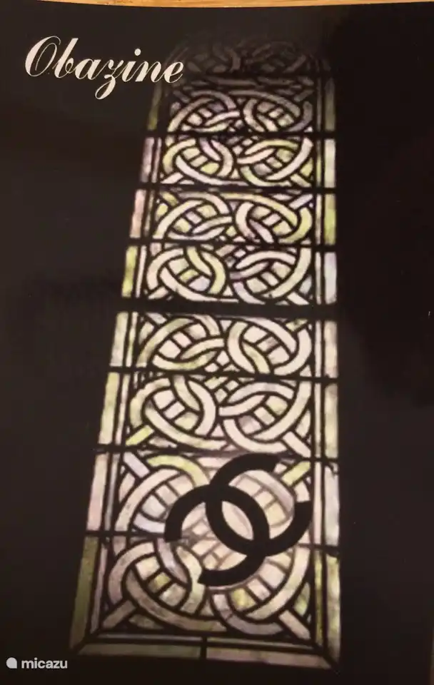 Chanels Logo aus dem Buntglas in der Kirche von Aubazine