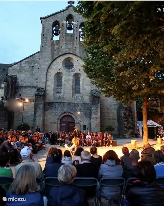 Theateraufführung auf dem Kirchplatz von Aubazine.