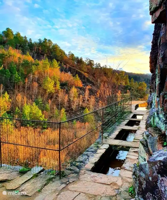 Das historische Denkmal des Canal des Moines, das von den Mönchen von Aubazine erbaut wurde