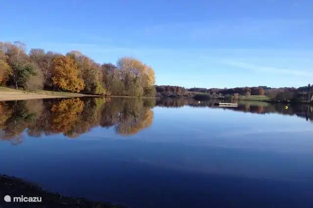 Der schöne Erholungssee von Coiroux befindet sich neben dem Golfclub von Aubazine