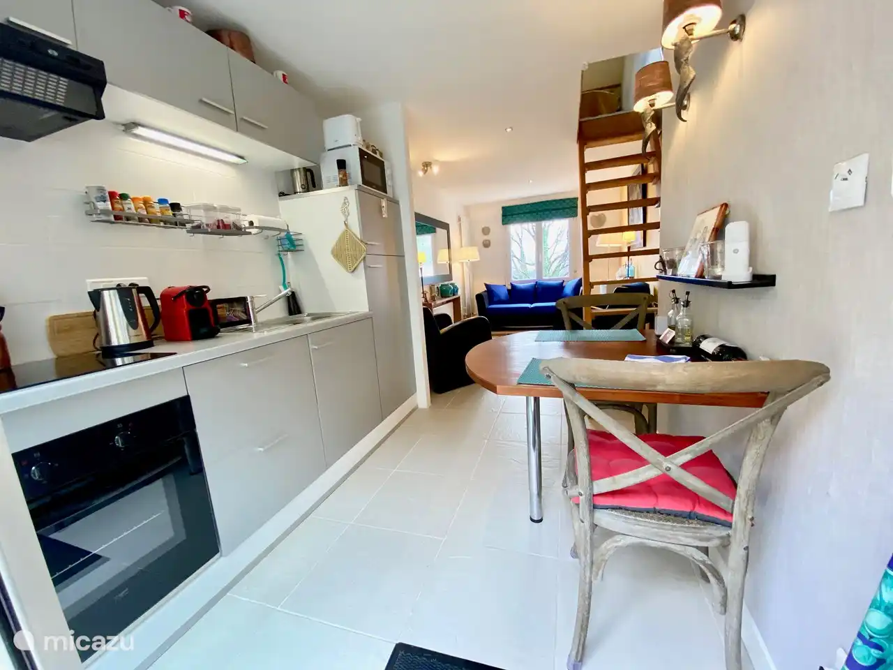 Ein Blick von der Küche bis zum Wohnzimmer und der Fernblick auf das Vallée de la Dordogne.