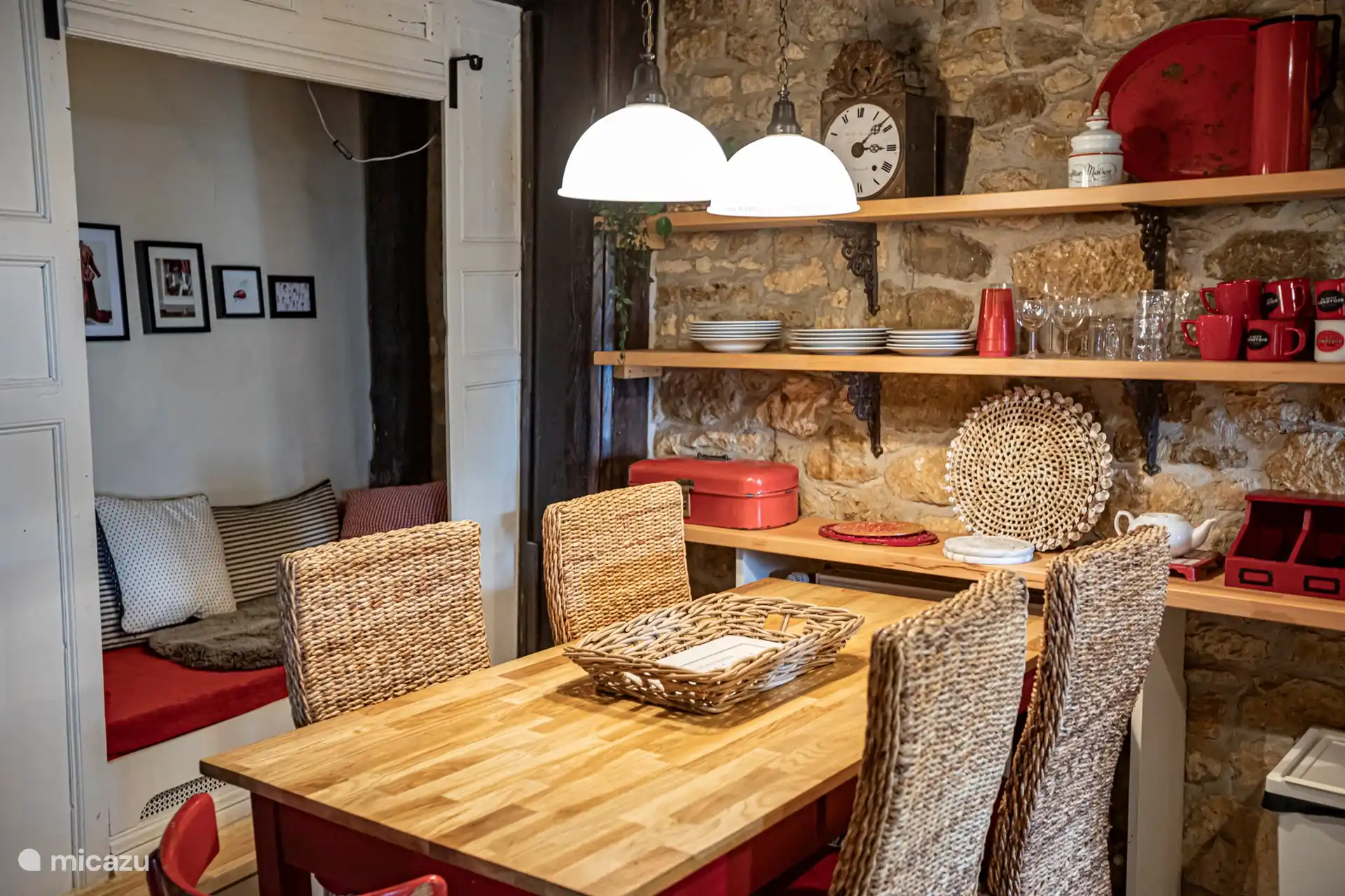 Essbereich mit Bettgestell im Hintergrund