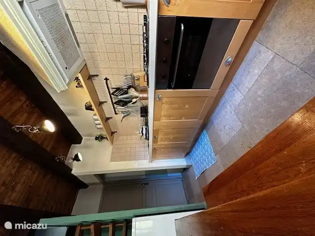 Küche mit Backofen, Gasherd und Geschirrspüler