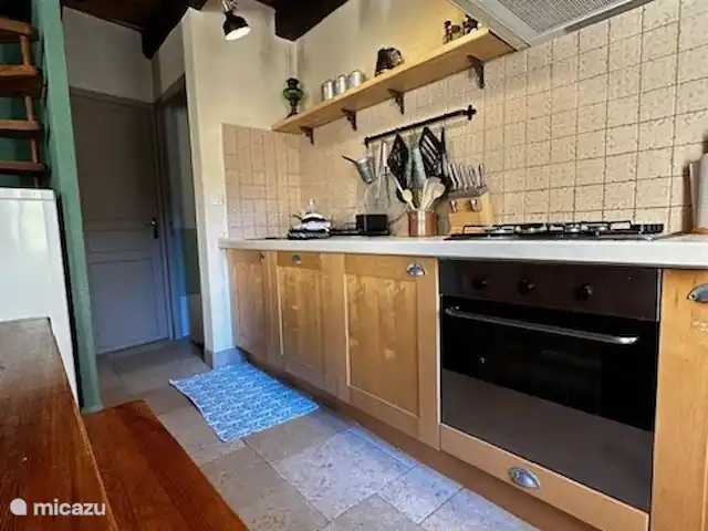 casa vacacional en Francia, Dordoña, Simeyrols – Lo Cretsou Cocina con horno, cocina a gas y lavavajillas.