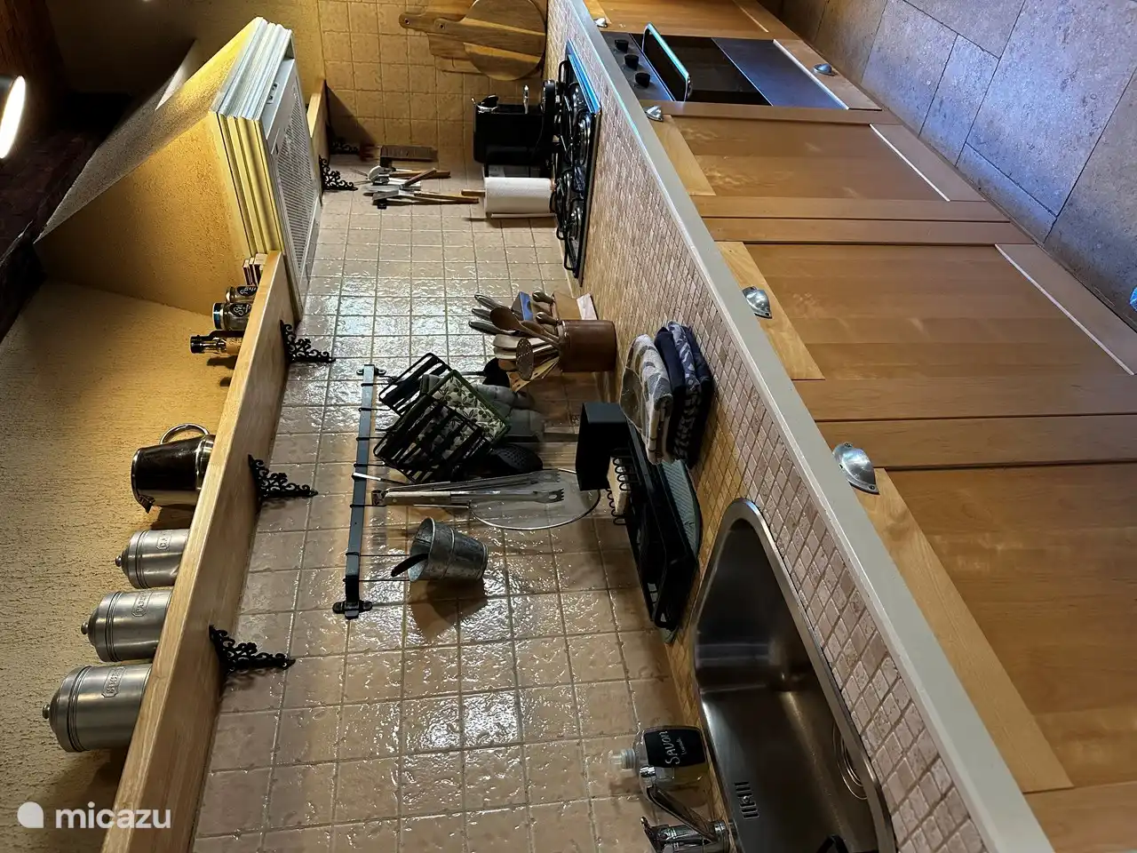 Küche mit Geschirrspüler