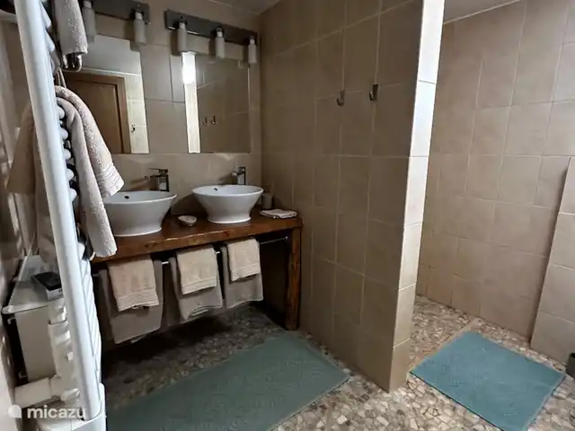 casa vacacional en Francia, Dordoña, Simeyrols – Lo Cretsou Cuarto de baño con ducha, dos lavabos y un WC.