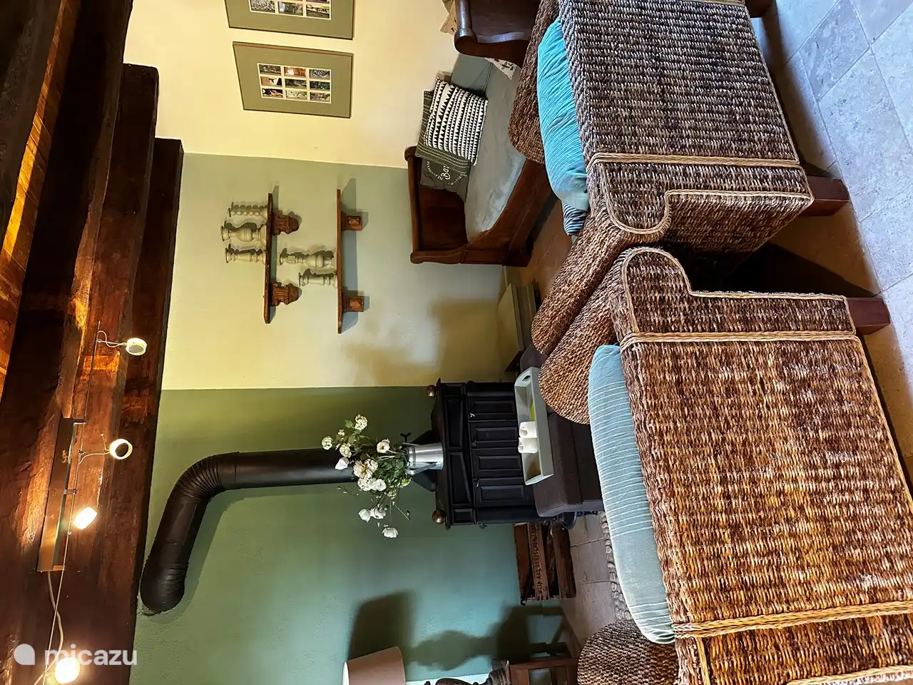 Wohnzimmer mit Holzofen